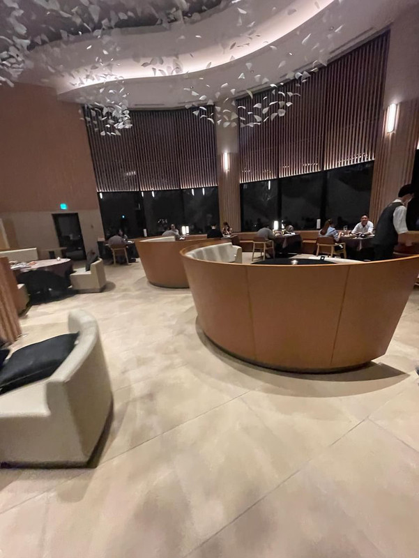 店内は天井が高く広々してモダンな雰囲気 / 7