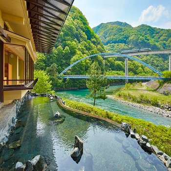 物語に出てきそうな高架橋のある風景3486557