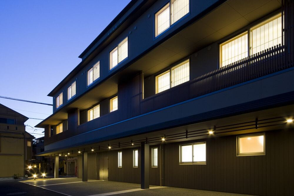 施設の正面 (日没後)