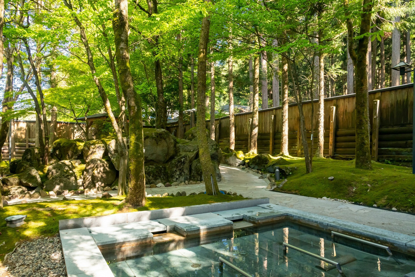 12畳の露天風呂付き客室でプチ贅沢。季節限定で本物の蓮の花や葉を使ったお料理も♪4254303