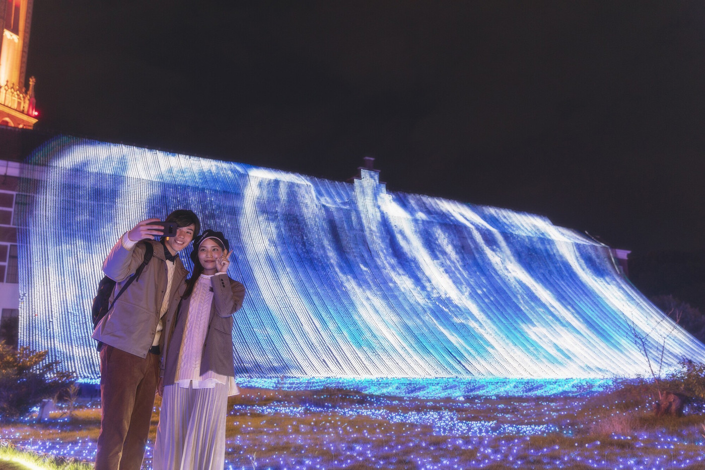 巨大な滝から光が降り注ぐ「光の滝」1954682