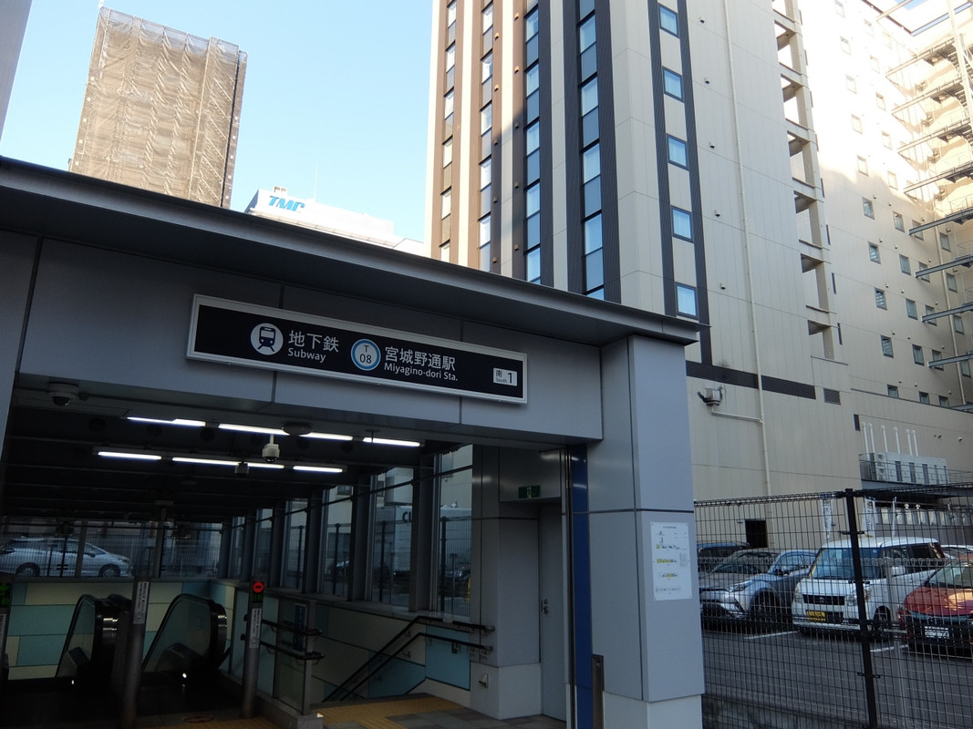 背景の右の建物がホテル