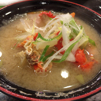 「回転寿し トリトン 札幌平岸店」料理 52447 花咲ガニの味噌汁