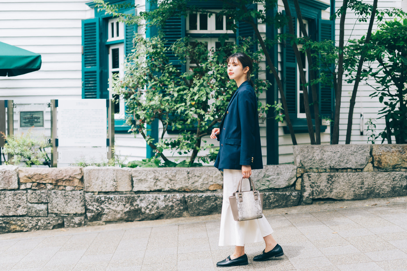 街を歩く若い女性