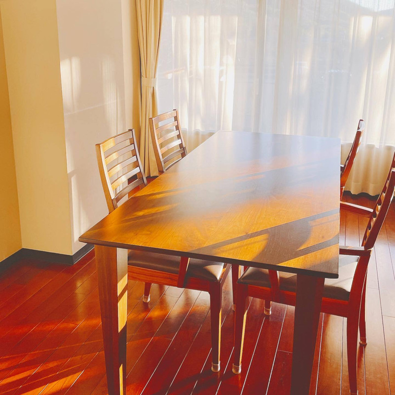 「ラグジュアリーフロア」の客室は約40～50㎡の2タイプで、大人2～3名まで宿泊OK。ゆったりとしたダイニングテーブルもあり、団らんのひと時を過ごせる / 1