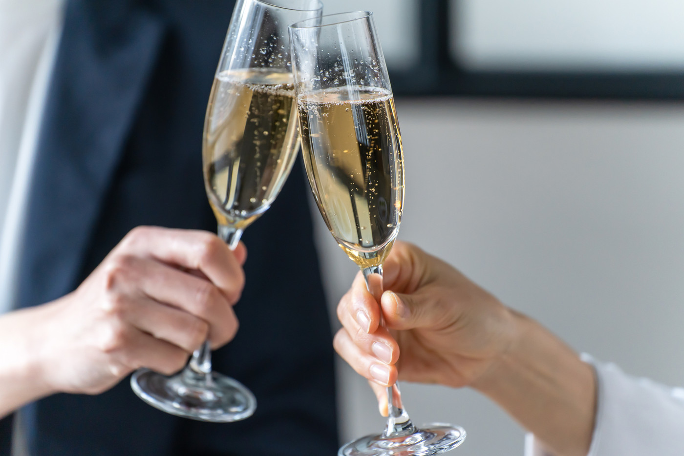 カップル シャンパン 乾杯