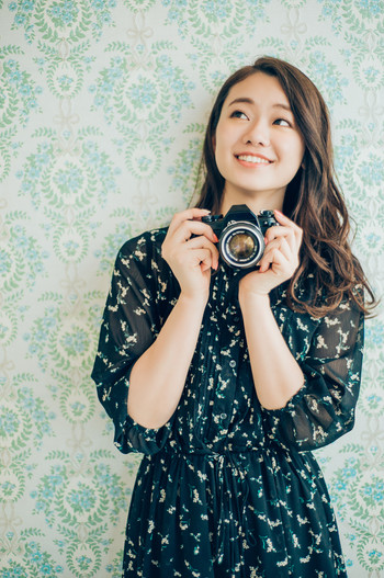 カメラを持つ女性