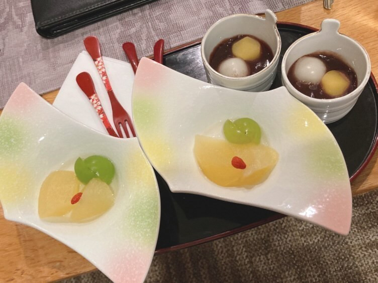 夕食のデザートを客室に持ってきてもらえるサービスが。ラウンジのハーブティを持ち帰り、デザートと一緒にお部屋でゆっくり楽しんだそう / 4
