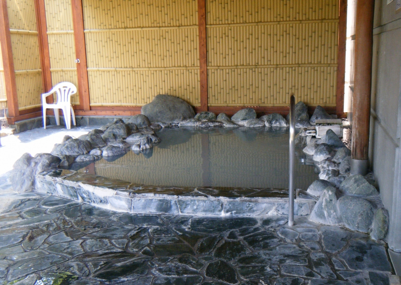 森の中の露天風呂で心身ともにリラックス4248482