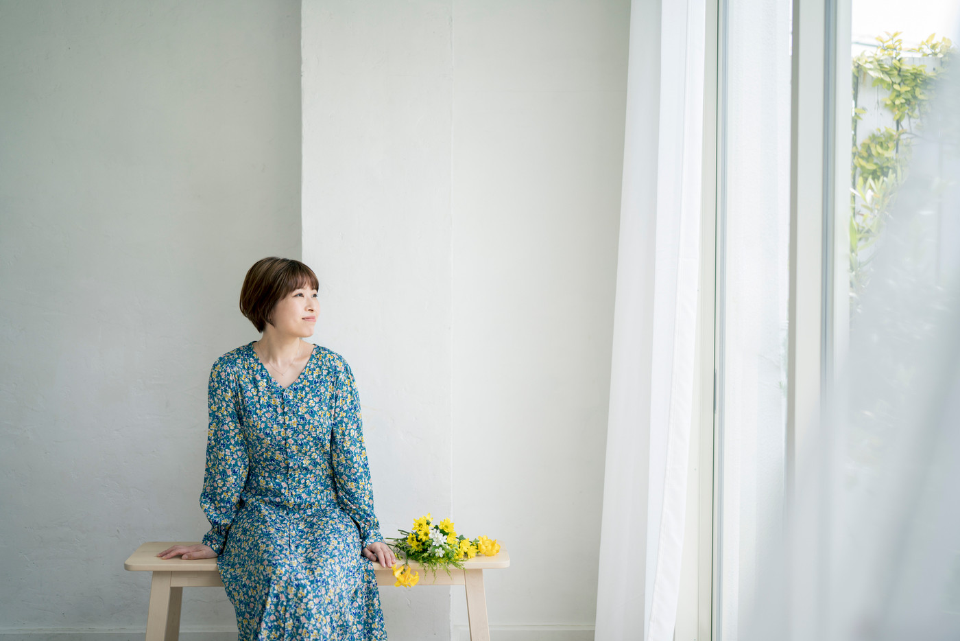 花柄のワンピースを着た若い女性　ポートレート