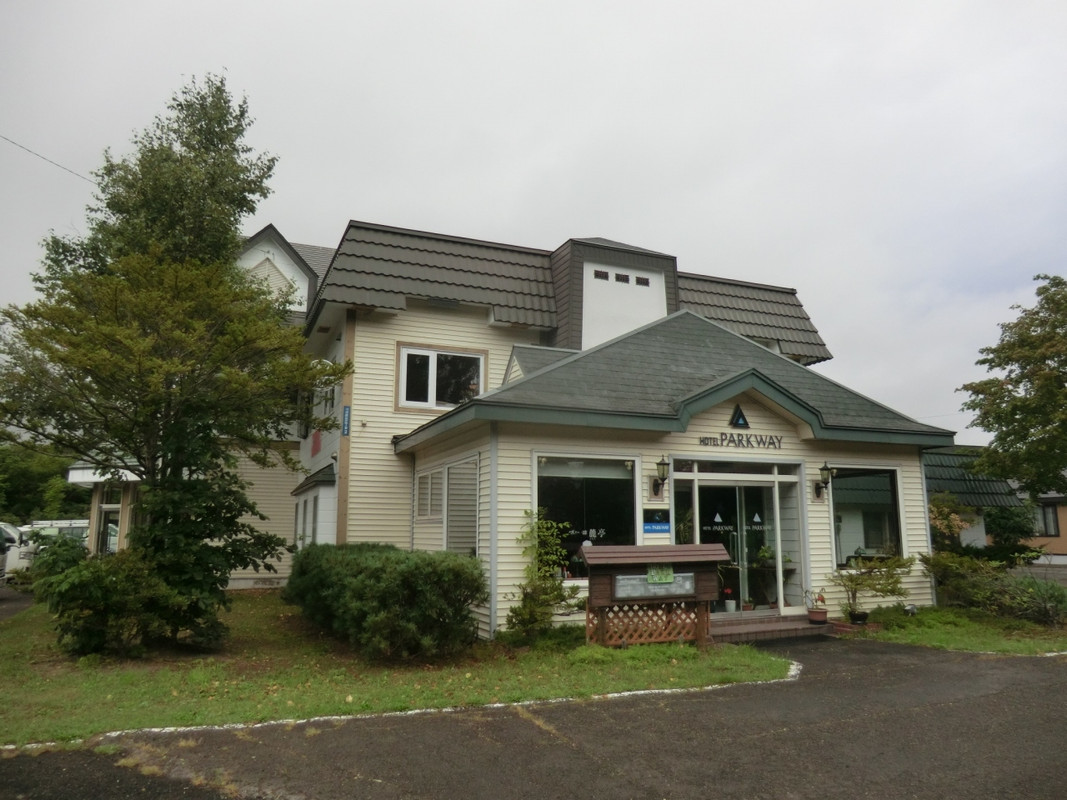 木造2階建ての洋風な建物です。