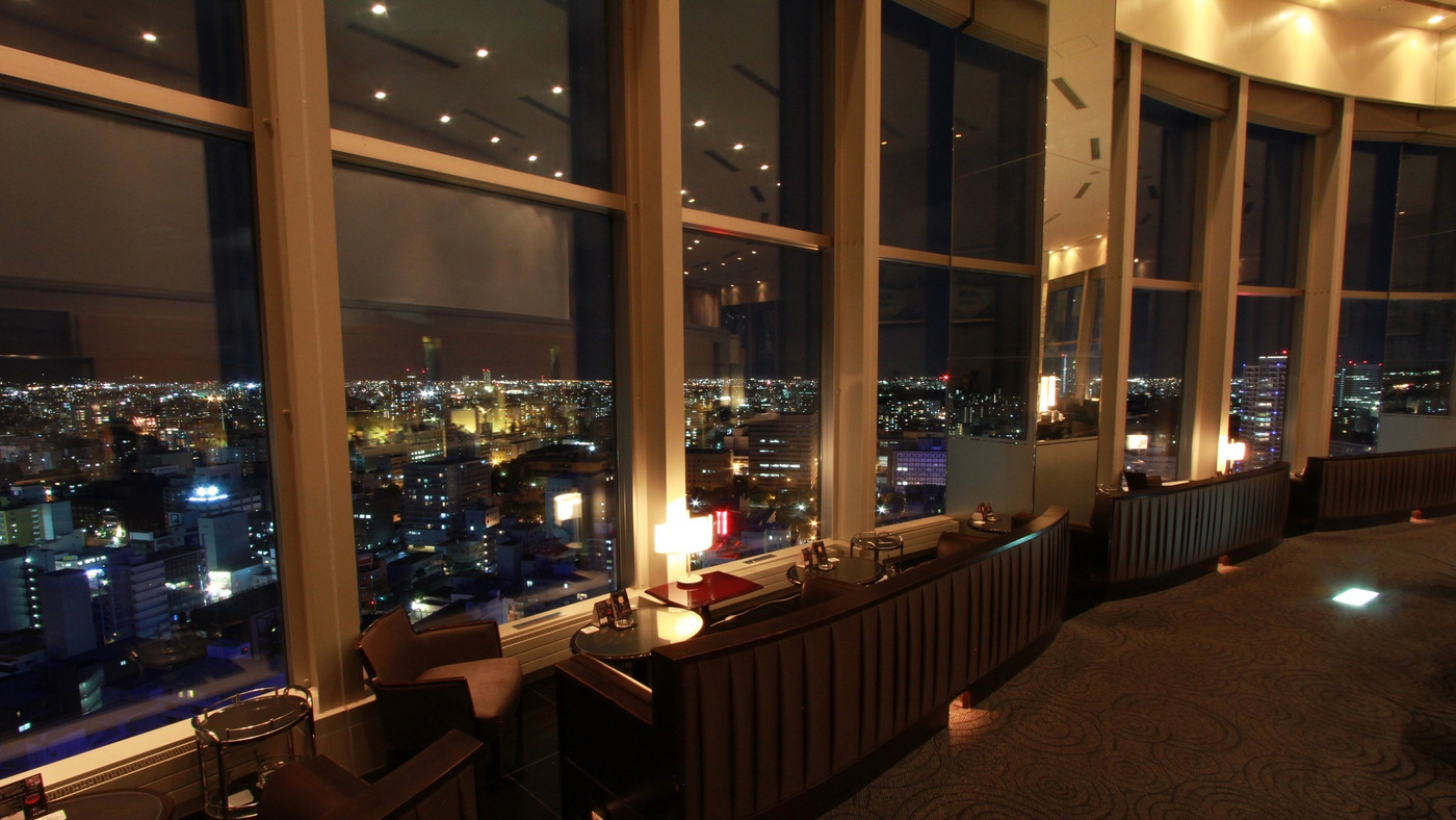 スペシャル感のある広いお部屋の窓に広がる札幌の夜景!3394037