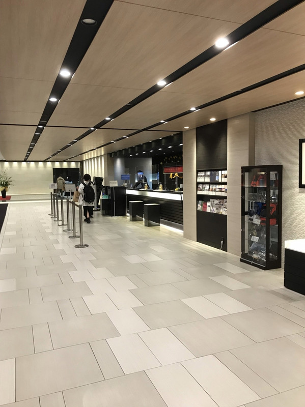 フロント・左手に長いソファーがあり休憩可能。突き当りロッカー