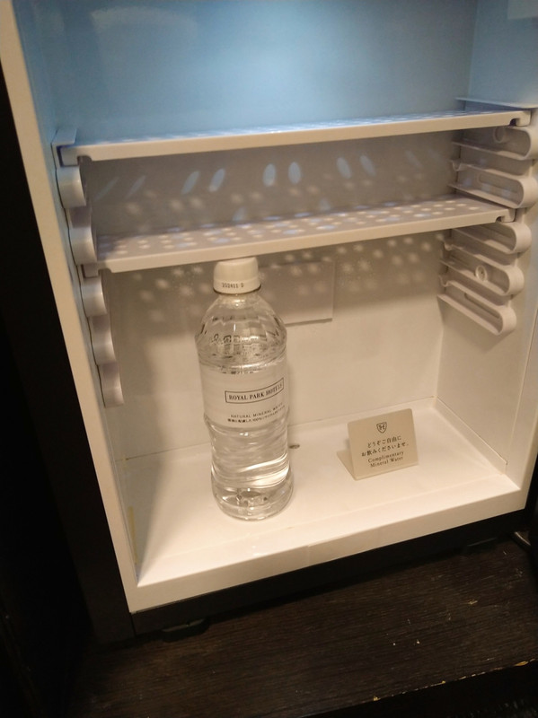 冷蔵庫には無料のお水が入っていました♪