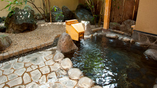 １階【露天風呂+内湯付き】（１０畳+８畳）広縁　箱庭付き [和室] [禁煙] [ガーデンビュー]