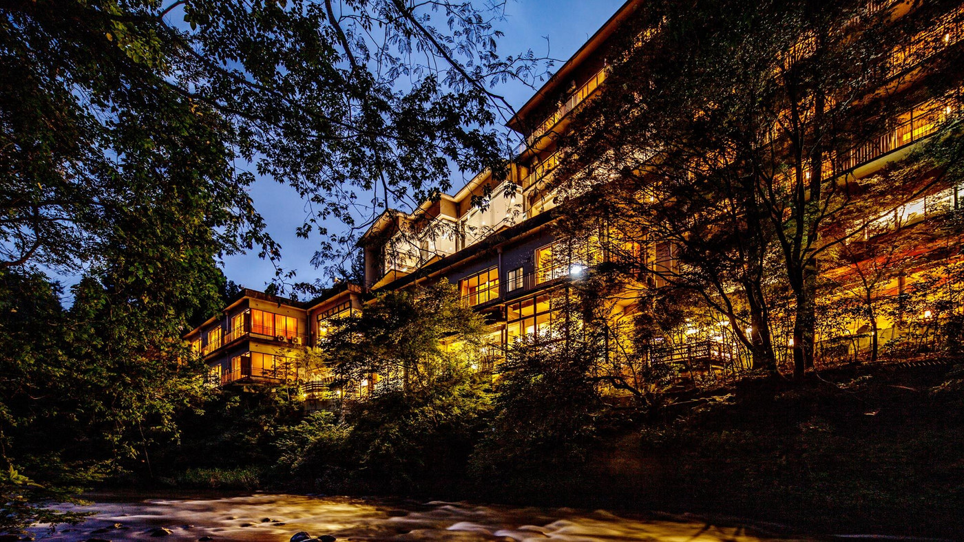 山中温泉随一の湯量を誇るノスタルジックな旅館3907018