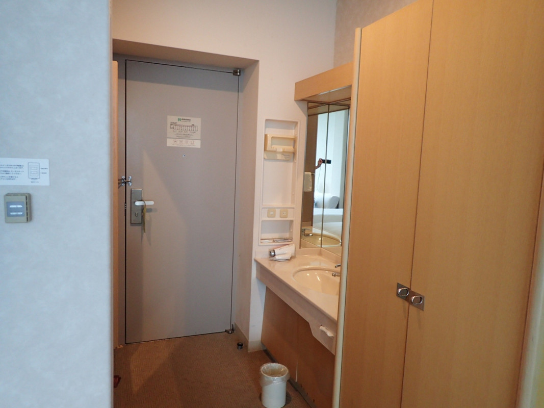 ドアの脇に洗面所