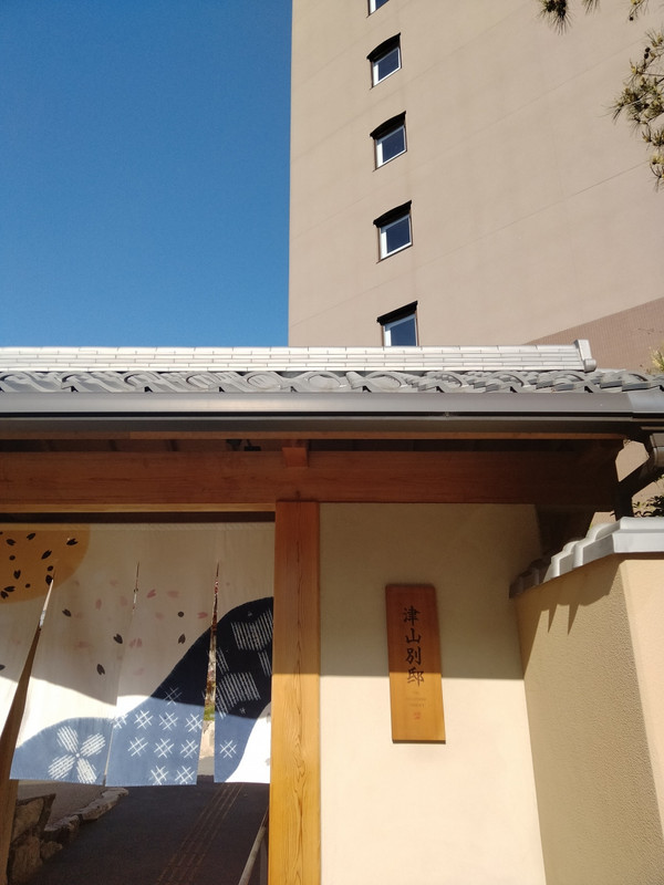 塀に囲まれて、和風の豪邸にみえます。建物は近代的。