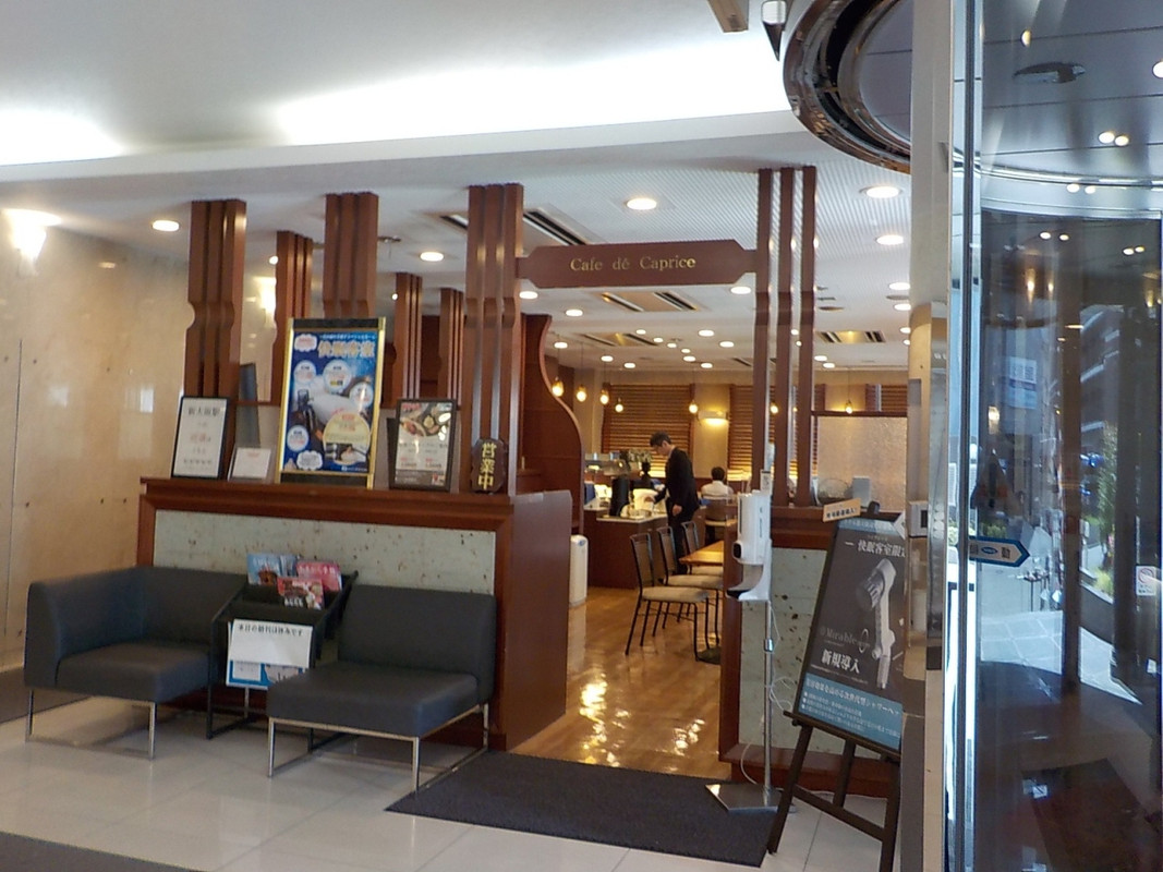 玄関横にはカフェもあります。