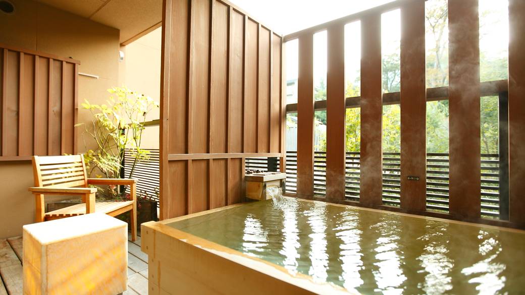 露天風呂付きの部屋で
のんびりくつろぐ / 2