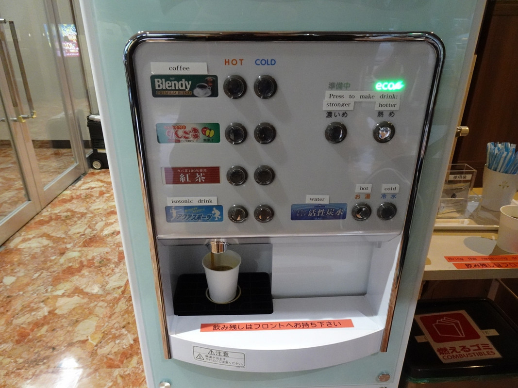 ロビーのコーヒーマシーン。スポドリがあるのはGOOD！