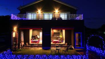 施設の正面 (日没後) / 1