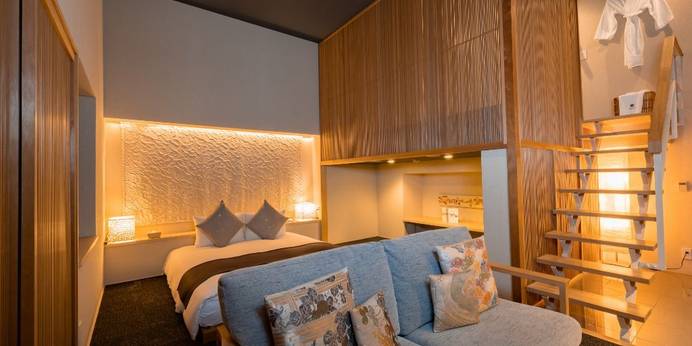 ROPPONGI HOTEL S（六本木 ホテル S）（東京都 シティホテル）：プレミアムルームの一室【Japanese Style Room ZEN】。広さ45m²、三畳の茶室を備えた「禅」を表現した和モダンなお部屋。タイ発のオーガニックブランド「THANN」や、客室のソフトドリンクとスパークリングの無料特典あり。
●おすすめのシーン／恋人との記念日ステイ / 1