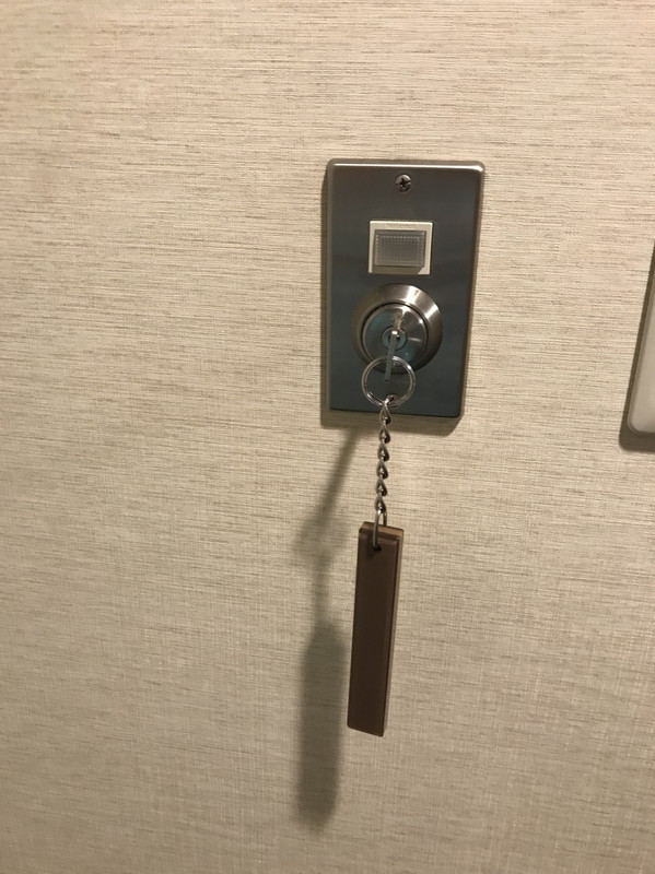 部屋キーを差し込み電気を付ける