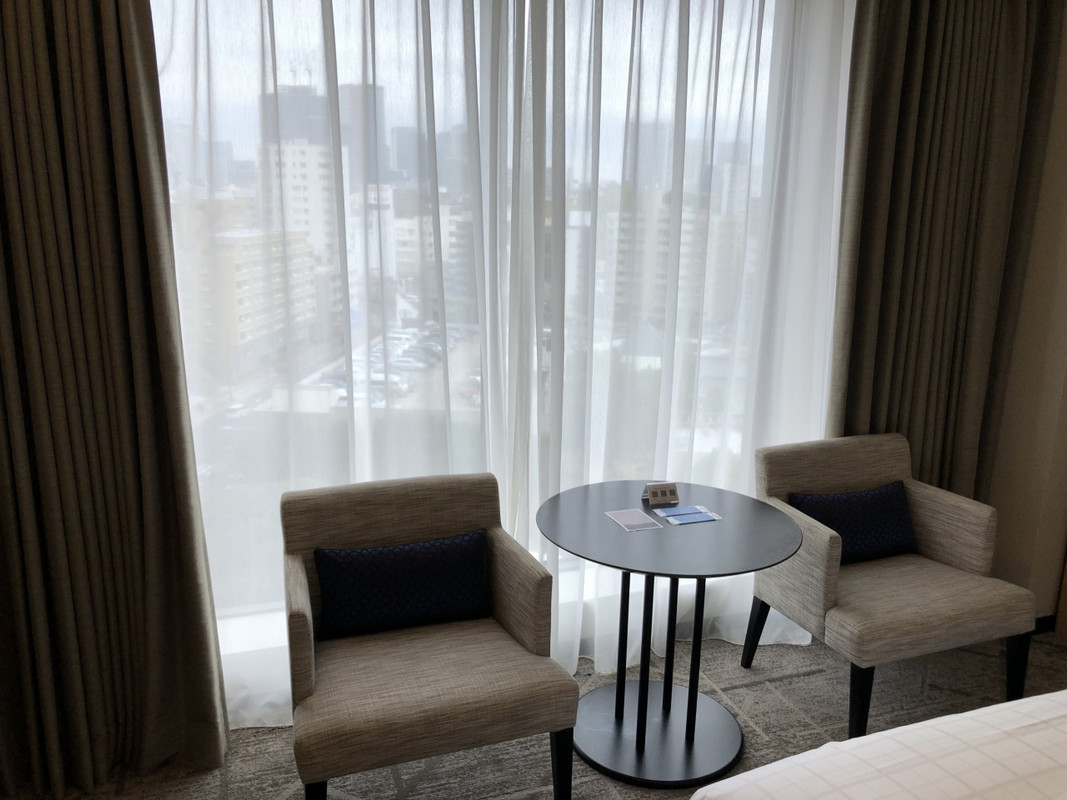 窓際の椅子とテーブル。テーブルが小さかったのですが仕事もOK