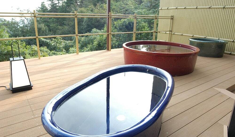 カラフルな信楽焼きの露天風呂 / 4