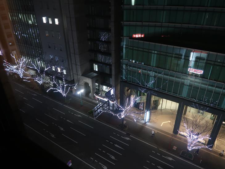 客室から見下ろした車道