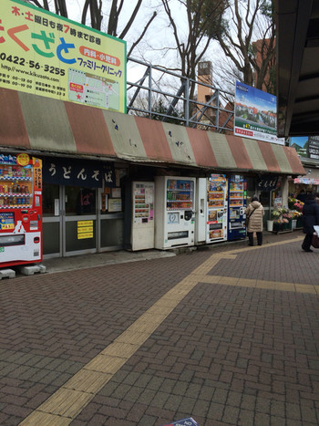 「立喰いそば さとう」外観 16462 佇まいこんな感じ（笑）分かり難いですが、右側の入口は花屋さんに進出されてます（笑）
