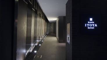 施設の正面 (日没後) / 1