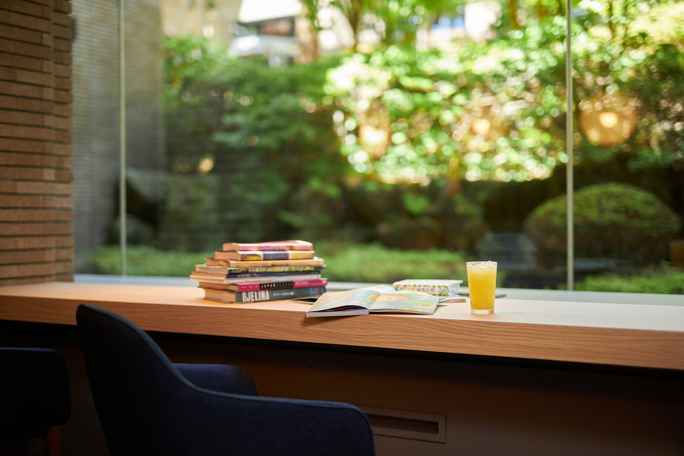 読書タイムで心に潤いを「ライブラリーラウンジ」3515086