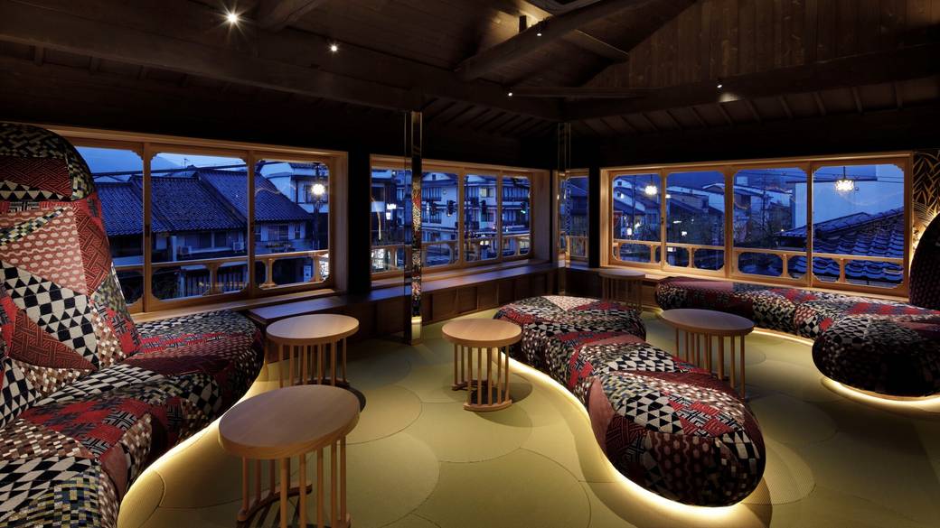 夜のラウンジ / 4