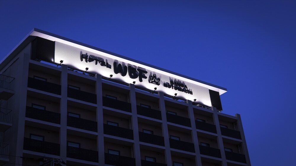 施設の正面 (日没後)