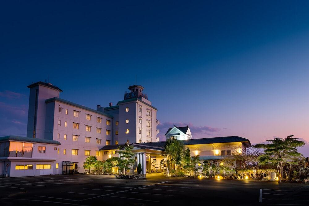 施設の正面 (日没後)