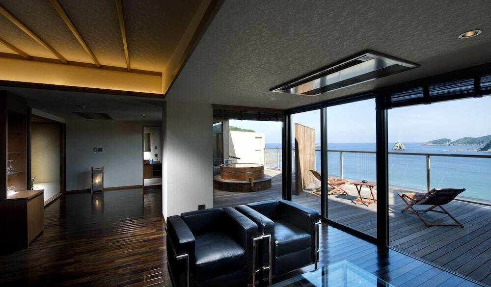 海を望むスイートルーム / 1