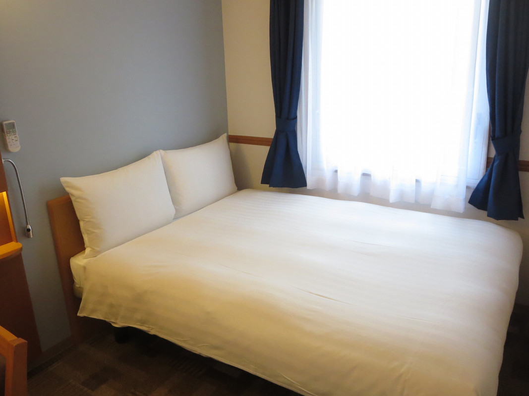 ダブルベッドは適度な硬さがありよく寝られました。