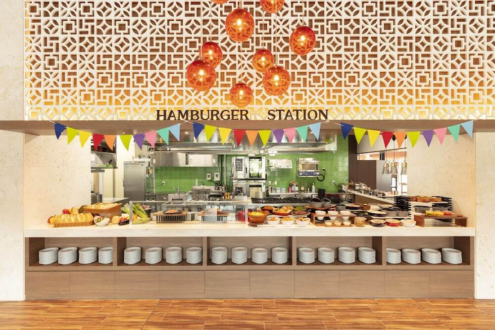 自慢のインフィニティプールから那覇の街並みを一望できるホテル4260070