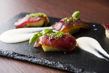 「ビストロ　サヴァサヴァ」料理 1081343 漬けマグロ接写