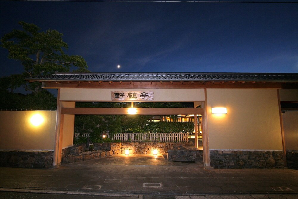 施設の正面 (日没後)