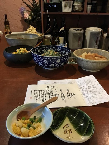 「太郎屋」 料理 90567105 カウンターだとこんな感じでおばんざいにお目にかかれます
