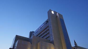 施設の正面 (日没後) / 3