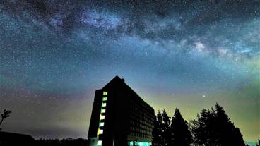 施設の正面 (日没後) / 5