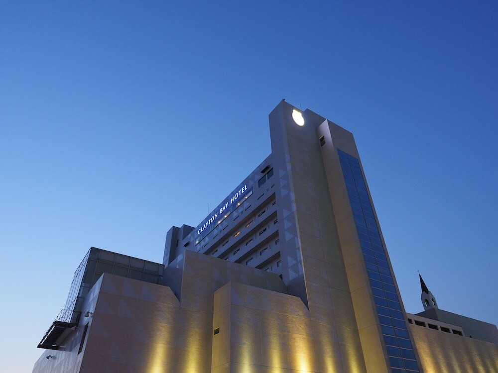 施設の正面 (日没後)