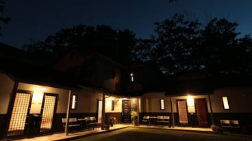 施設の正面 (日没後) / 1