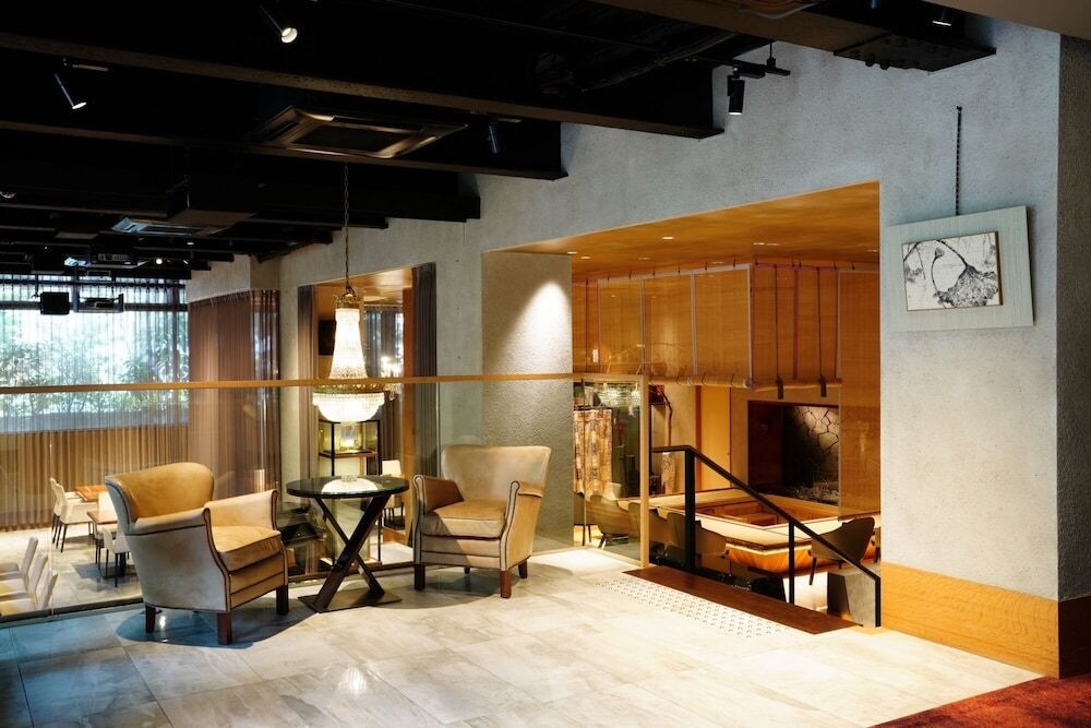 古美術品に囲まれて。美術商プロデュースのホテル4009774