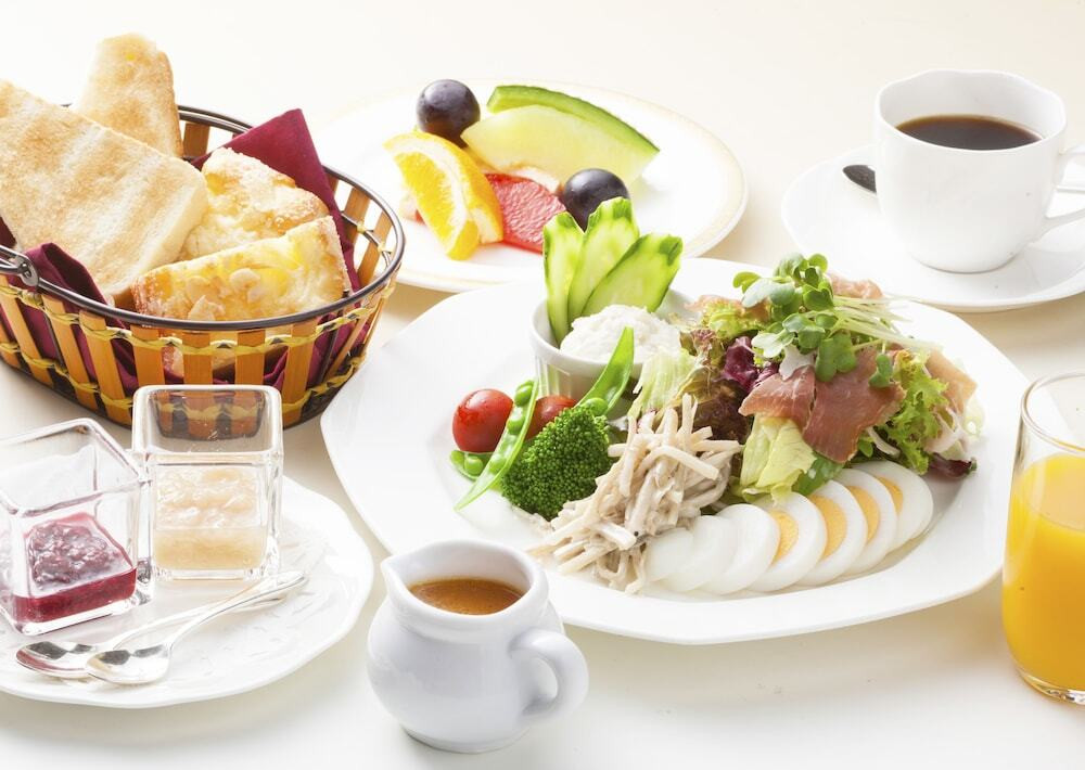 具だくさんサラダでヘルシーな朝食を!フルーツパフェも堪能3946518