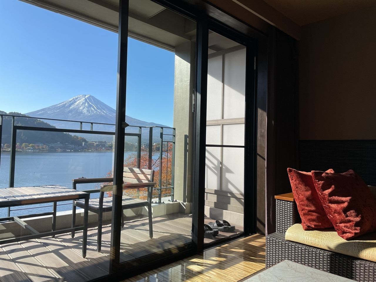 全客室から河口湖と富士山を一望。露天風呂付き客室もあるリゾートスタイルのホテル4044787